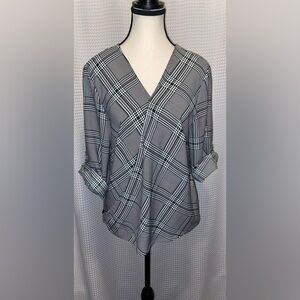 Women’s W5 houndstooth plaid flowy blouse size medium